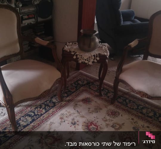 שני כיסאות מרופדים ליד שולחן קטן עם מפה